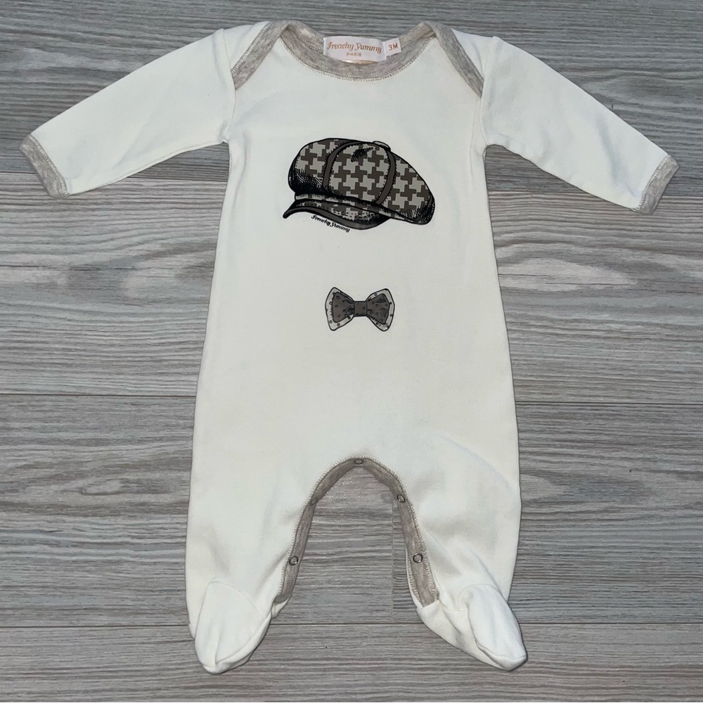Frenchy Yummy Paris Baby Boys Footed Sleeper 3 Months White Bow Hat Print Snap